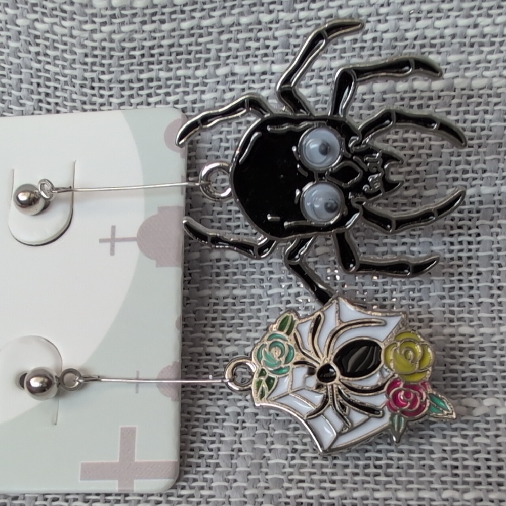 Halloween Silver Tone Mismatch Spider Dangle Earrings